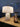 Witte marmeren tafellamp op houten tafel naast zandloper, moderne interieurverlichting.