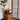 Houten kast met Aogashima tafellamp, klok en plant, Japanse stijl, interieurdecoratie.