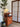 Houten kast met Aogashima tafellamp, klok en plant, Japanse stijl, interieurdecoratie.