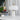 Witte marmeren tafellamp met gouden details op ronde tafel, moderne interieurdecoratie.