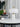 Witte marmeren tafellamp met gouden details op ronde tafel, moderne interieurdecoratie.