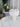 Witte marmeren tafellamp met gouden ring, moderne designlamp op witte tafel, interieurdecoratie.