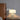 Witte marmeren tafellamp op nachtkastje, moderne slaapkamerverlichting, minimalistisch design.