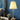 Gouden tafellamp met witte kap, moderne slaapkamerverlichting, stijlvolle interieurdecoratie.