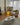 Bananen tafellamp in moderne woonkamer, geel licht, decoratief, eigentijds design.