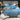 Blauw satijnen dekbedovertrek met witte barokke details op luxe bed, slaapkamerinrichting.