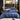 Luxe blauw satijnen dekbedovertrek op kingsize bed met kussens, moderne slaapkamerinrichting.