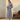 Vrouw in blauwe fleece badjas met zakken en ceintuur, comfortabele loungewear, warme ochtendjas.
