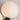 Moderne ronde tafellamp, wit glas, messing basis, minimalistisch design, sfeerverlichting.