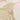Borduurwerk stof met roze en beige bloemenpatroon, decoratieve textiel, close-up.