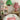Rood-witte tafellamp met circusmotief op houten tafel in kinderkamer, naast knuffels en kerstdecor.