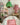 Rood-witte tafellamp met circusmotief op houten tafel in kinderkamer, naast knuffels en kerstdecor.