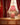Rood-witte gestreepte tafellamp, circusstijl, op houten tafel, klassieke decoratie.