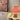 Rood-witte gestreepte tafellamp, retro design, naast witte bank, decoratieve woonaccessoire.