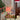 Rood-witte gestreepte tafellamp op nachtkastje, retro design, sfeerverlichting, slaapkamer decor.