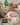 Rode en witte gestreepte tafellamp in kinderkamer met knuffels en kerstdecoratie.