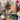 Rood-witte tafellamp op nachtkastje, retro stijl, naast bed met kerstdecoraties.