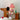 Rood-witte circus tafellamp op houten tafel, retro design, kinderkamer decoratie.