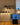 Moderne wandlampen en plafondlampen in showroom, diverse kleuren en stijlen, houten vloer.