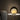 Moderne marmeren tafellamp op wit tafelblad, sfeerverlichting, design interieuraccessoire.