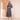 Vrouw in grijze fleece badjas, comfortabele ochtendkleding, zachte huisjas, binnenhuis.