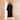 Vrouw in donkerblauwe badjas, fleece, comfortabele ochtendjas, binnen, modetrend.