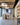 Hanglamp Djembe wit, modern design, houten plafond, winkelinterieur, LED-verlichting.