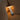 Witte LED-tafellamp op beige stoffen bank, sfeerverlichting, modern design.
