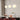 Drie witte hanglampen boven moderne eettafel, minimalistisch design, interieurverlichting.