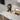 Zwarte duiker tafellamp op bureau, moderne decoratieve verlichting, kinderkameraccessoire.