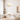 Moderne witte hanglamp boven eettafel, minimalistisch interieur, Scandinavisch design.