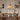 Houten eettafel met stoelen, hanglamp, decoratieve planten, modern interieurontwerp.