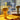 Gele tafellamp, modern design, glanzend, sfeerverlichting, interieurdecoratie, woonkamer.
