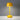 Gele tafellamp, modern design, metalen kap, minimalistisch interieur, sfeerverlichting.