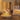 Glazen tafellamp met verlichte tulpen, houten basis, sfeerverlichting, decoratief, modern design.