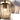Glazen hanglamp met messing details en gloeilamp, modern design, sfeerverlichting.