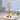 Glazen tafellamp met gouden voet op tafel, moderne verlichting, decoratieve woonaccessoire.