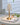 Glazen tafellamp met gouden voet op tafel, moderne verlichting, decoratieve woonaccessoire.