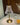 Gouden tafellamp met glazen kap, modern design, sfeerverlichting, interieurdecoratie.