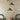 Groene hanglampen met gouden details boven rustieke tafel, moderne interieurdecoratie.