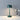 Groene tafellamp, modern design, metalen kap, sfeerverlichting, minimalistisch interieur.