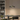 Moderne hanglamp boven eettafel, zwart glas, minimalistisch design, sfeervolle verlichting.