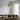 Groene glazen hanglamp boven eettafel, modern design, houten stoelen, minimalistisch interieur.