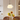 Moderne glazen hanglamp boven eettafel met zonnebloemen in vaas, interieurdecoratie.