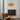 Moderne hanglamp bruin glas, minimalistisch design, woonkamerverlichting, Scandinavische stijl.