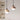 Twee hanglampen met houten kap en witte bol, moderne verlichting, interieurdecoratie.