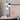 Hanglamp met vier bollen, betonlook, modern design, boven houten eettafel, minimalistisch interieur.