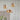 Drie moderne glazen hanglampen in amberkleur, minimalistisch design, interieurverlichting.