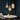 Moderne glazen hanglampen boven ronde eettafel, luxe interieur, donkerblauwe muur.