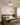 Moderne witte plafondlamp in slaapkamer, minimalistisch design, interieurverlichting.